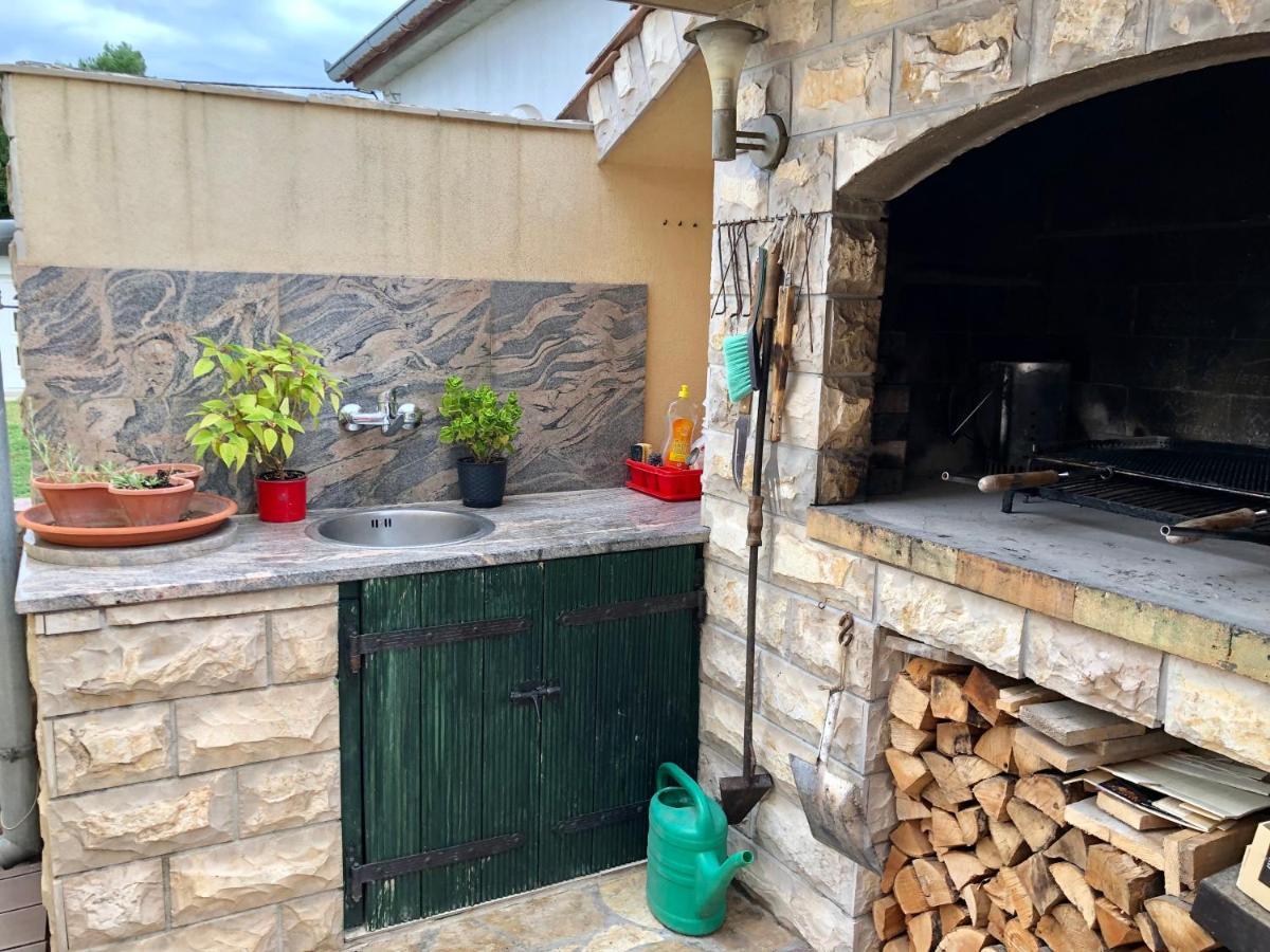 Apartments Pine & Oak With Shared Seasonal Hot Tub Privlaka  Exterior photo
